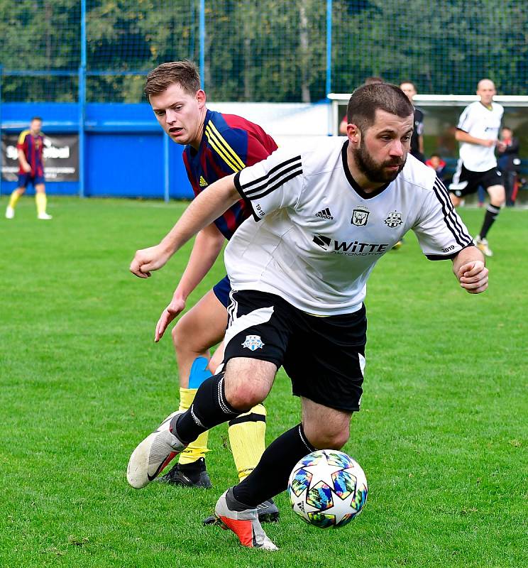 Jedenáct branek obdržel novorolský FK v rámci derby na půdě nejdeckého FK (v bílém), čímž si připsal na účet pátou podzimní porážku.