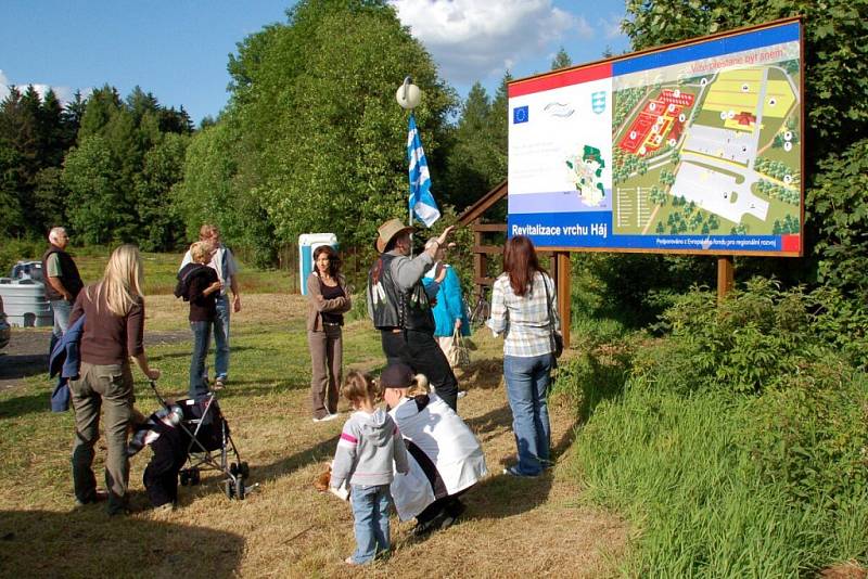 V Aši na vrchu Háj začala slavnostně stavba, která změní podobu vrvhu. Vznikne zde nové sportoviště se zázemím.