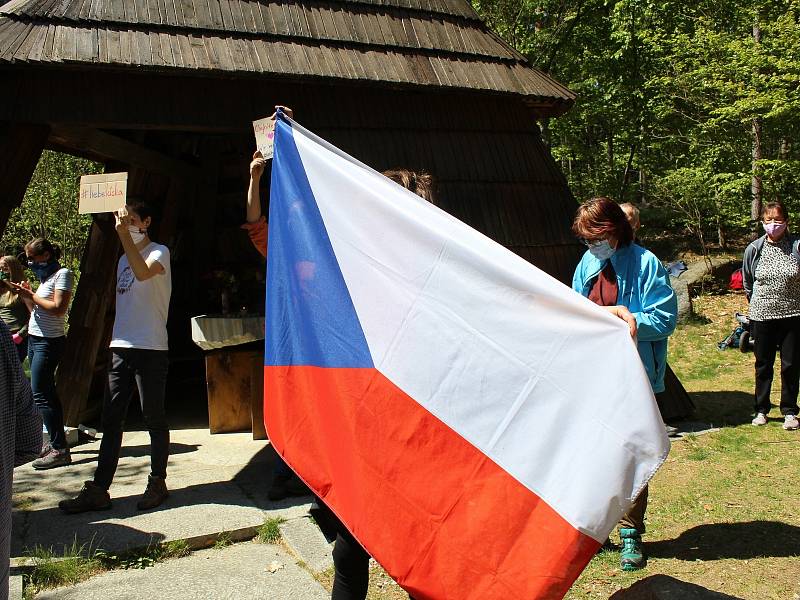 Zhruba stovka lidí dorazila na česko-německé hranice mezi Libou a Selbem. Protestovali proti dlouhodobému uzavření hranic, které podle iniciátorů už postrádá smysl.