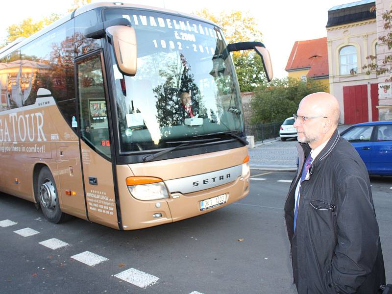 Už 2000 autobus vypravil na divadelní představení do Prahy profesor chebského gymnázia Miroslav Stulák.