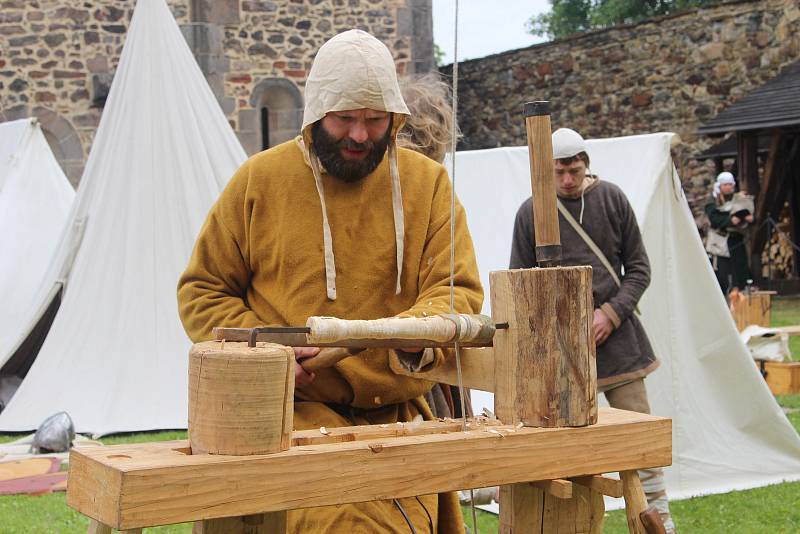 Na chebském hradě se konal o víkendu VII. ročník hradních středověkých slavností.