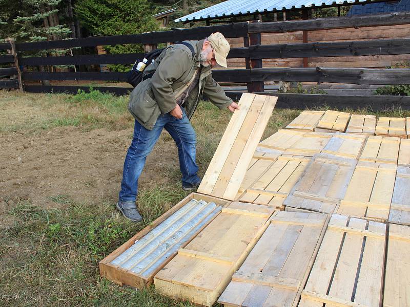 Vědci pomocí moderního stroje vyvrtali 400 metrů hlubokou jámu. Do ní posléze seismologové umístí seismometry, aby tak ještě více a podrobněji mohli sledovat západočeské seismické roje.