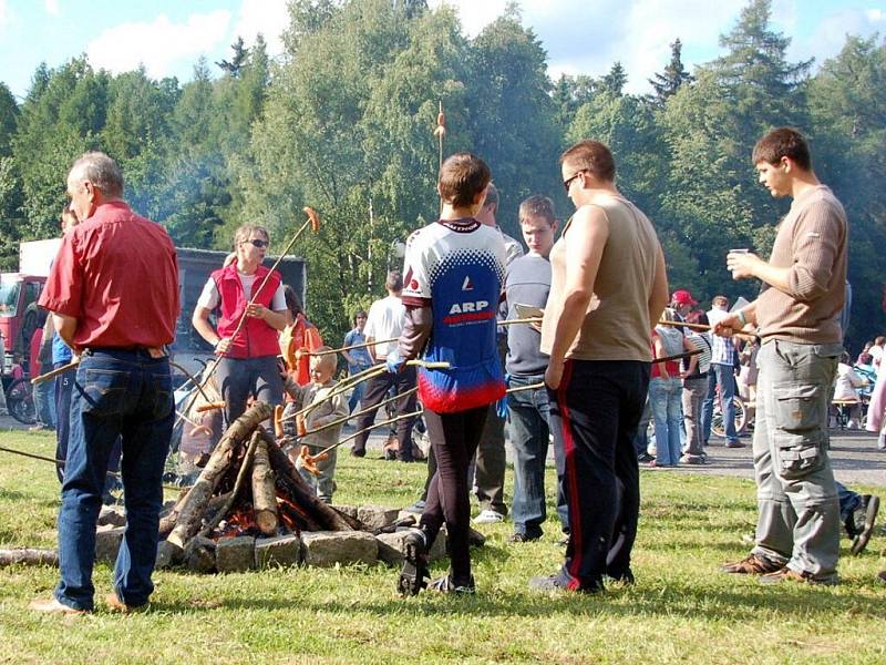 V Aši na vrchu Háj začala slavnostně stavba, která změní podobu vrvhu. Vznikne zde nové sportoviště se zázemím.