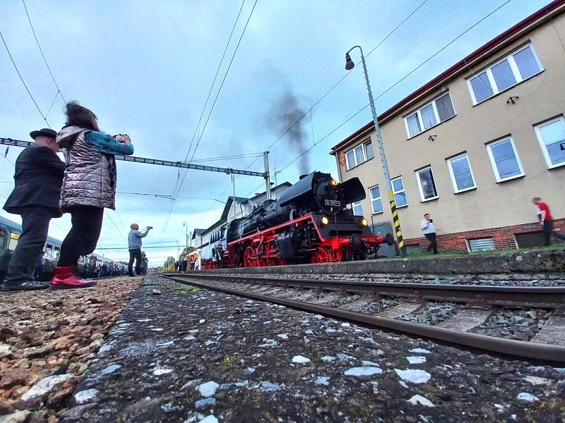 Vlak tažený parní lokomotivou projel regionem. Překvapil cestující na nádražích.