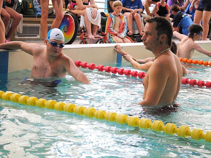 Třetí ročník plaveckého závodu Chebský Špalíček byl v něčem premiérový. Setkaly se tu handicapované a zdravé děti přímo ve vodě, a to při společné štafetě.