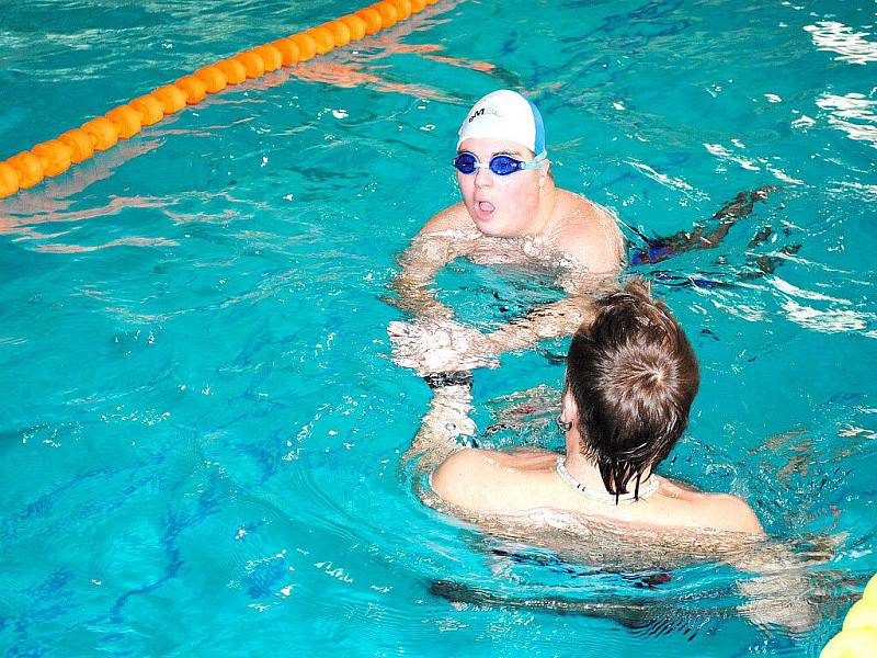 Třetí ročník plaveckého závodu Chebský Špalíček byl v něčem premiérový. Setkaly se tu handicapované a zdravé děti přímo ve vodě, a to při společné štafetě.