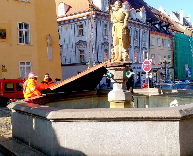 KAŠNY na chebském náměstí už zakryli pracovníci chebské společnosti Chetes ochrannými kryty.