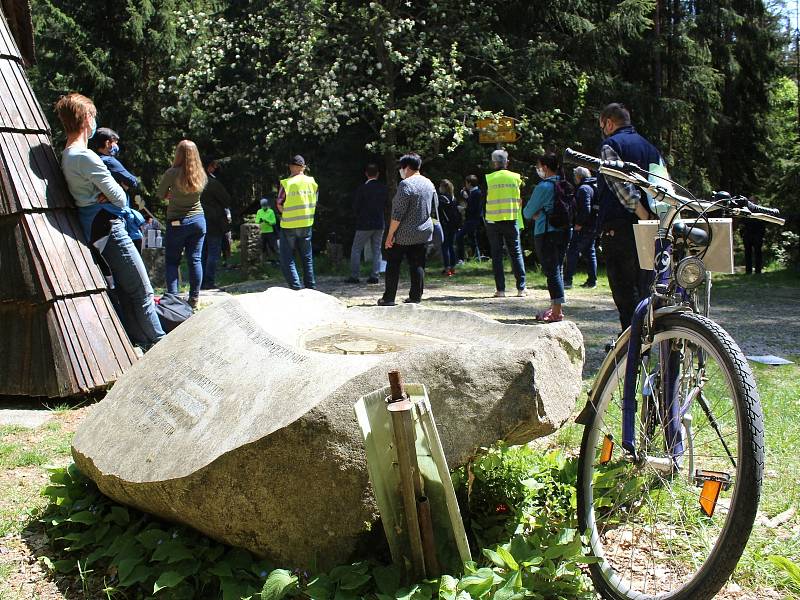 Zhruba stovka lidí dorazila na česko-německé hranice mezi Libou a Selbem. Protestovali proti dlouhodobému uzavření hranic, které podle iniciátorů už postrádá smysl.