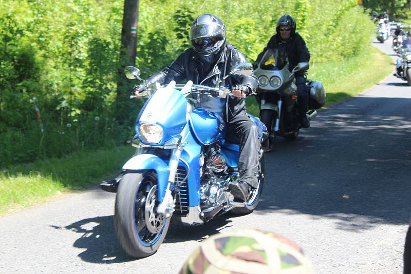 JARNÍ BLOUDĚNÍ S DUCHY. U příležitosti zahájení motorkářské sezony ve Vysoké silným strojům požehnal farář.