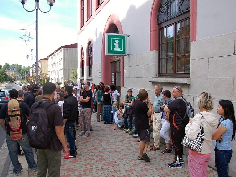 Na protestní akci proti zrušení ašského gymnázia před knihovnu v Aši dorazilo několik desítek lidí. 