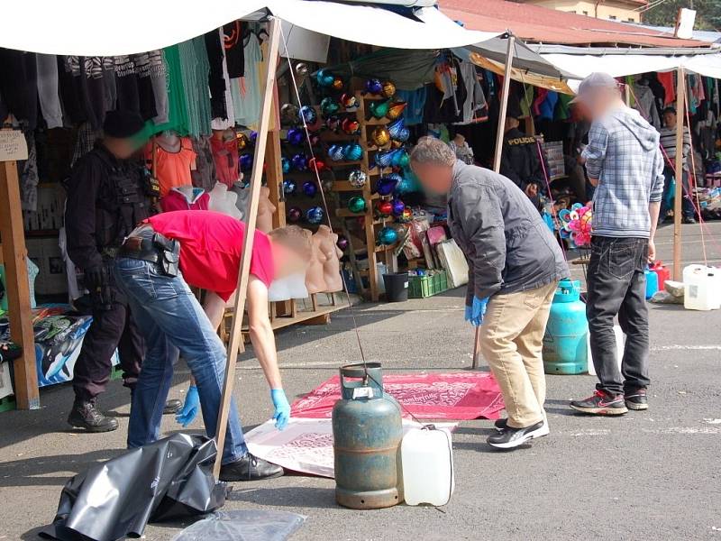 Policie šla v Aši po drogách a padělcích. 