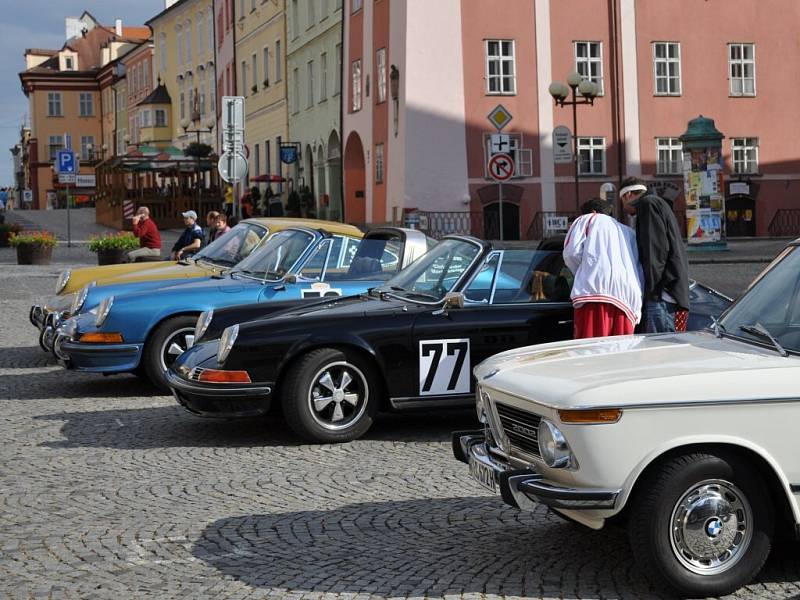 Sportovní autoveterány na chebském náměstí Krále Jiřího z Poděbrad v sobotu 20. června 2009