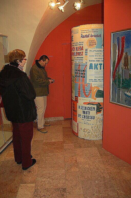 VERNISÁŽ UNIKÁTNÍ VÝSTAVY SOUDRUZI POD GLAZUROU v Muzeu Cheb si nenechalo ujít mnoho návštěvníků. 