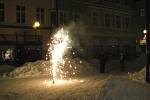 ZÁKAZ NEZÁKAZ na chebském náměstí létalo o silvestrovské noci několik desítek dělobuchů a ohňostrojů. Poté se po náměstí povalovalo několik vybuchlých raket. 