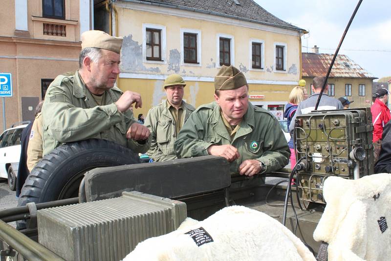 ORIGINÁLNÍ BOJOVÁ TECHNIKA projela v rámci oslav 72. výročí osvobození Karlovarským krajem. Zastávku si military convoy udělal tradičně i v Teplé, kde si všichni mohli vozidla prohlédnout.