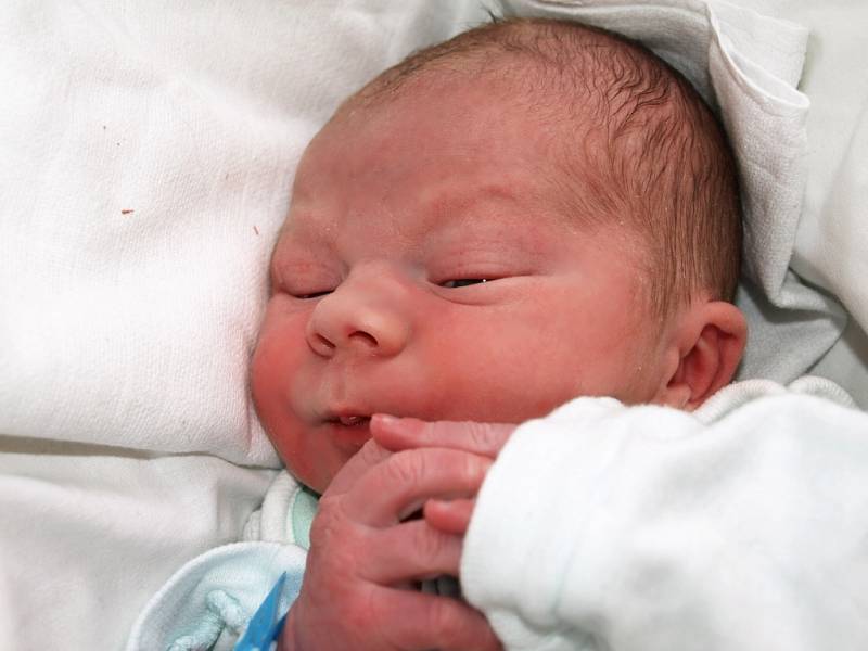 DANIEL ČORNYJ přišel na svět ve čtvrtek 5. března v 8 hodin. Při narození vážil 2720 gramů a měřil 48 centimetrů. V Hazlově se těší tatínek Marcel na příjezd maminky Petry a synka Danečka.