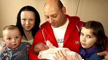 SÁRA VALOVÁ se narodila v úterý 13. dubna ve 21.15 hodin. Při narození vážila 2990 gramů a měřila 48 centimetrů. Z malé Sárinky se radují sourozenci Miládka a Samík spolu s maminkou Janou a tatínkem Pavlem.