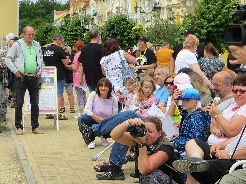 Přes osm stovek vtipů bylo týden vidět na Národní třídě ve Františkových Lázních. Konal se tu totiž pátý ročník Mezinárodního festivalu kresleného humoru.