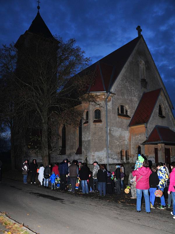 Také v největší vesnici na Ašsku Mokřinách si malí i velcí zařádili při tradičním lampionovém průvodu. Stovky účastníků mohly obdivovat rovněž například zbrojnoše v dobových kostýmech. 