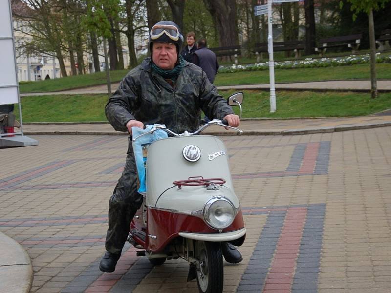 Nablýskané plechové miláčky předvedli majitelé historických automobilů a motocyklů ve Františkových Lázních.