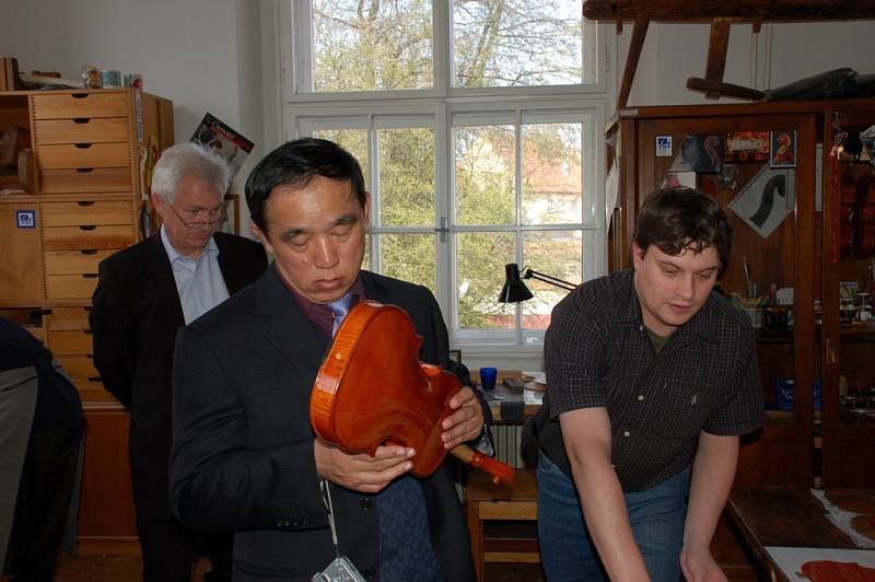 Čínská návštěva v chebské houslařské škole