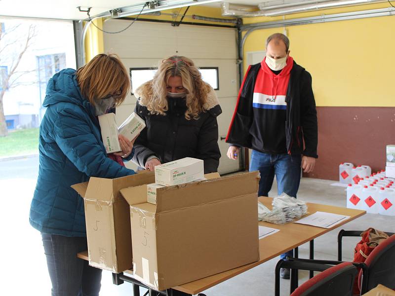 Zdravotnický materiál pro složky IZS, lékaře a nemocnice dorazil v noci z pátku na sobotu a následně ze soboty na neděli do skladu na krajském úřadě v Karlových Varech.