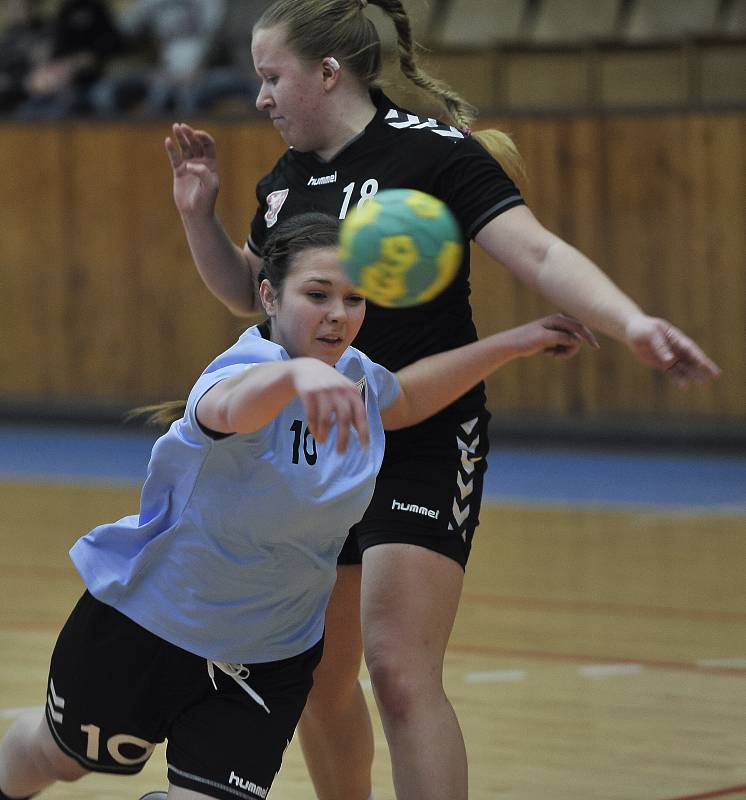 Po nevydařeném utkání házenkářek Hvězdy Cheb s Tachovem na domácí půdě (foto) se Chebským nedařilo ani na půdě vedoucích Č. Budějovic.