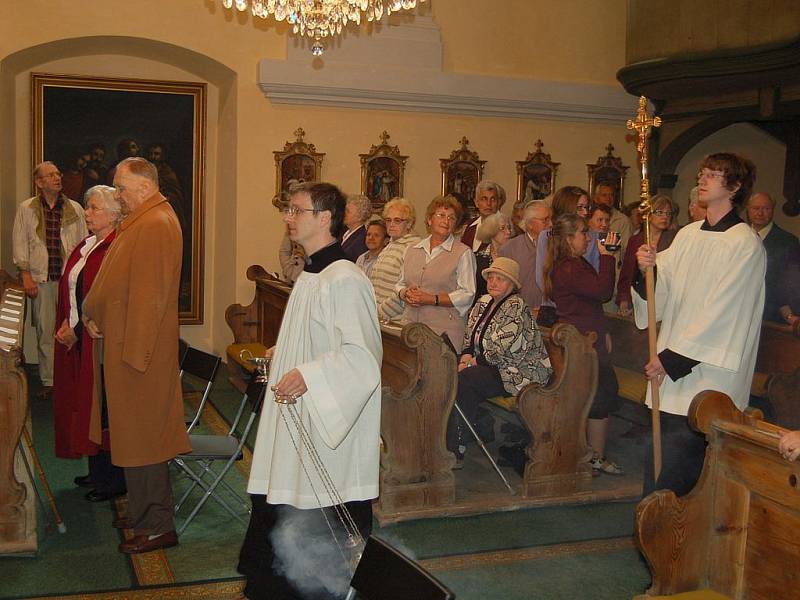 Desítky lidí přišly v sobotním odpoledni navštívit kostel sv. Jakuba v Horních Lomanech, který je po rekonstrukci.