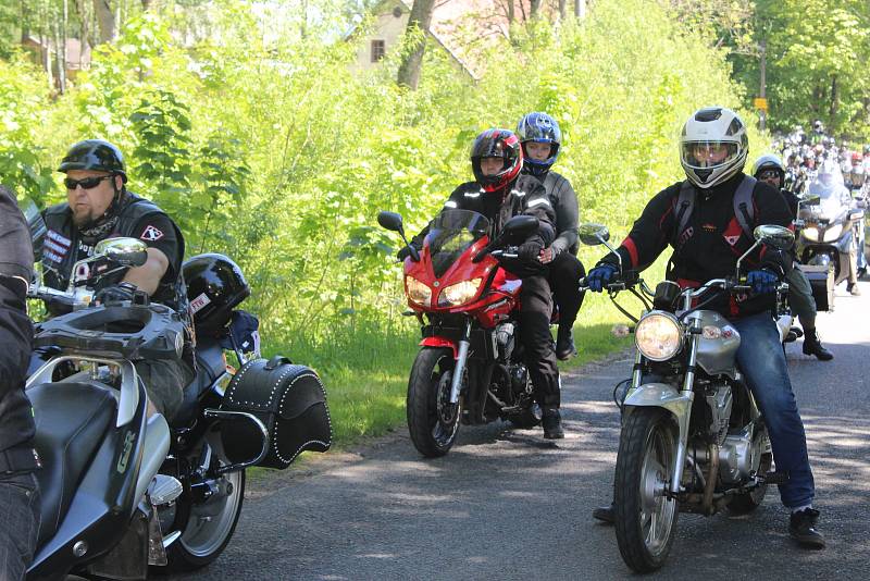 JARNÍ BLOUDĚNÍ S DUCHY. U příležitosti zahájení motorkářské sezony ve Vysoké silným strojům požehnal farář.