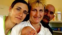 TEREZA MLEZIVOVÁ se narodila ve středu 29. prosince ve 4.25 hodin. Při narození vážila 2900 gramů a měřila 47 centimetrů. Doma v Chebu se z malé Terezky raduje bráška Tomášek, maminka Katrin spolu s tatínkem Filipem.