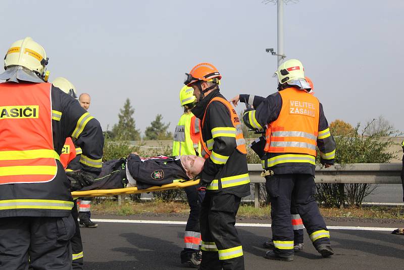 Záchranářské manévry při hromadné nehodě na D6.