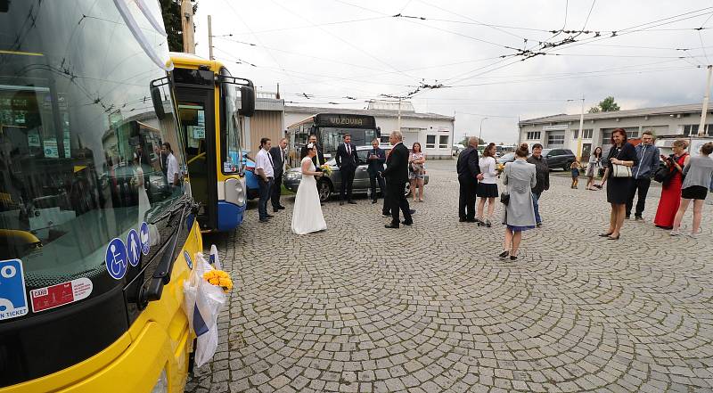 Ze svatby novomanželů Petra Faměry a Michaely Šůsové a svatební jízdy trolejbusem v Mariánských Lázních.