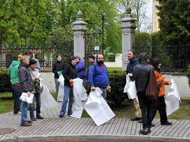 Ašané v sobotu vyklízeli park mezi Hedvábnickou a Mikulášskou ulicí.