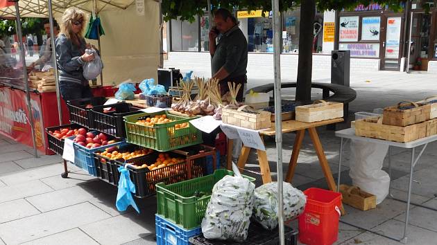 Další týden se v centru města Chebu konaly farmářské trhy. I tentokrát si mohli lidé před chebským Priorem vybrat z velkého množství zboží.