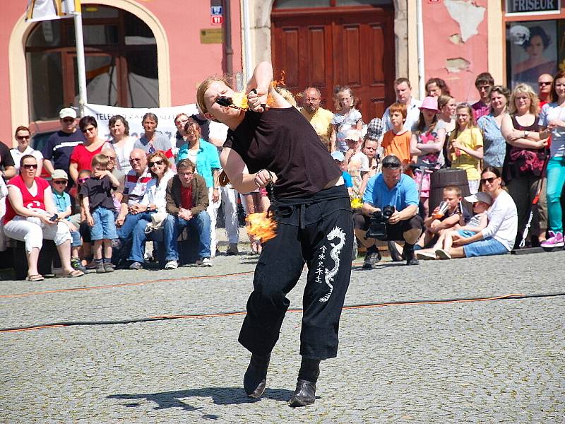 Stovky lidí se přišly podívat na zahájení turistické sezóny v Chebu 2012. Na oslavách vystoupila i chebská skupina scénického šermu Rectus.