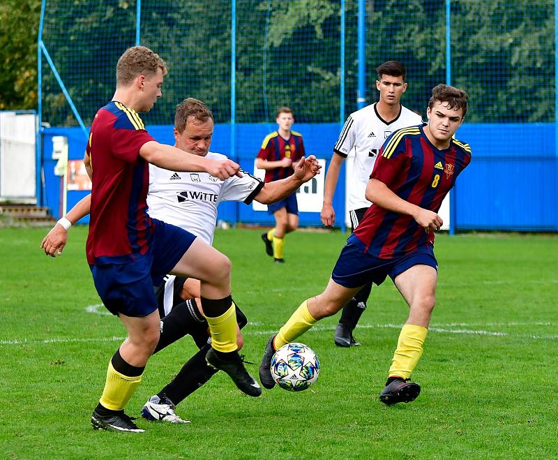 Jedenáct branek obdržel novorolský FK v rámci derby na půdě nejdeckého FK (v bílém), čímž si připsal na účet pátou podzimní porážku.