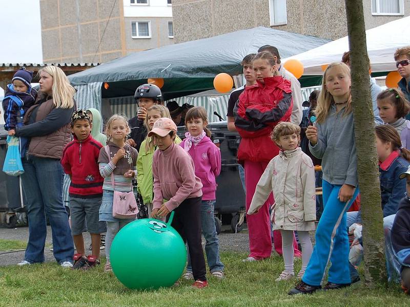 Stovky dětí se v sobotu odpoledne pobavily při Dětském dni na františkolázeňském sídlišti. Nechyběly oblíbené soutěže o sladkosti, přehlídka policejní a hasičské techniky i ukázka vojenských autoveteránů. Školáci se pobavili také při projíždce na koních.