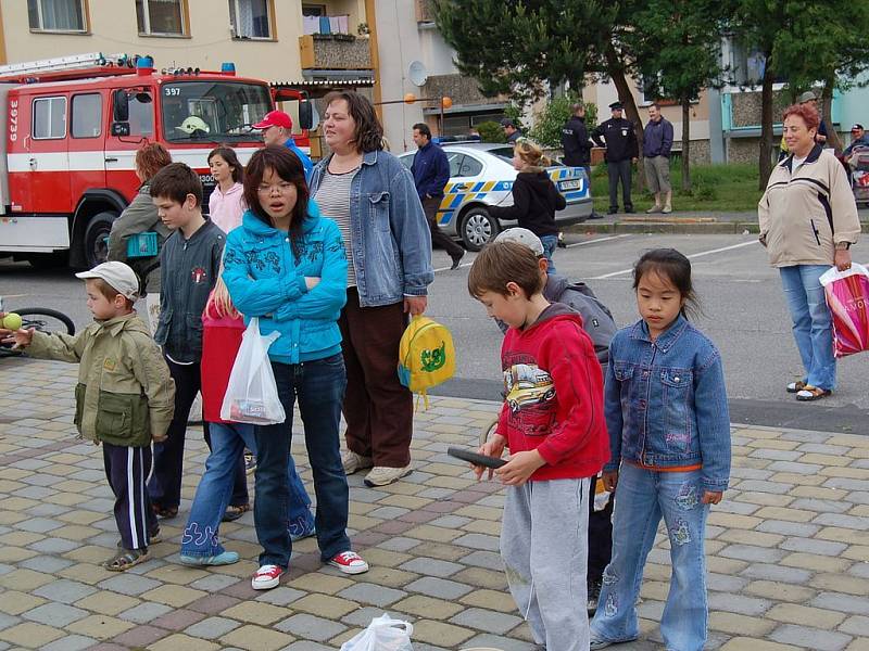 Stovky dětí se v sobotu odpoledne pobavily při Dětském dni na františkolázeňském sídlišti. Nechyběly oblíbené soutěže o sladkosti, přehlídka policejní a hasičské techniky i ukázka vojenských autoveteránů. Školáci se pobavili také při projíždce na koních.