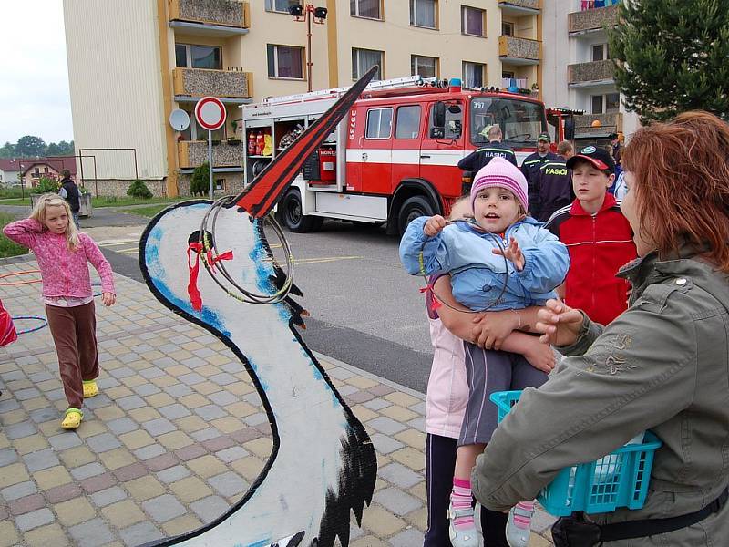 Stovky dětí se v sobotu odpoledne pobavily při Dětském dni na františkolázeňském sídlišti. Nechyběly oblíbené soutěže o sladkosti, přehlídka policejní a hasičské techniky i ukázka vojenských autoveteránů. Školáci se pobavili také při projíždce na koních.