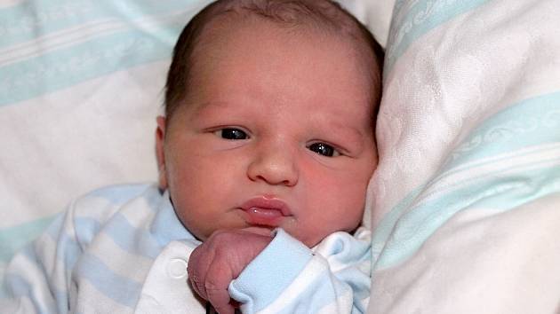 MICHAL BLÁHA se narodil v pátek 15. listopadu v 2.52 hodin. Při narození vážil 3 800 gramů a měřil 51 centimetrů. Maminka Alena a tatínek Michal se radují z malého Michálka doma v Aši.