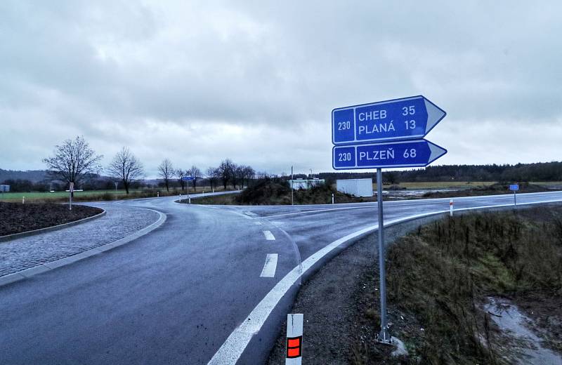 Nová silnice mezi Drmoulem a Mariánskými Lázněmi.