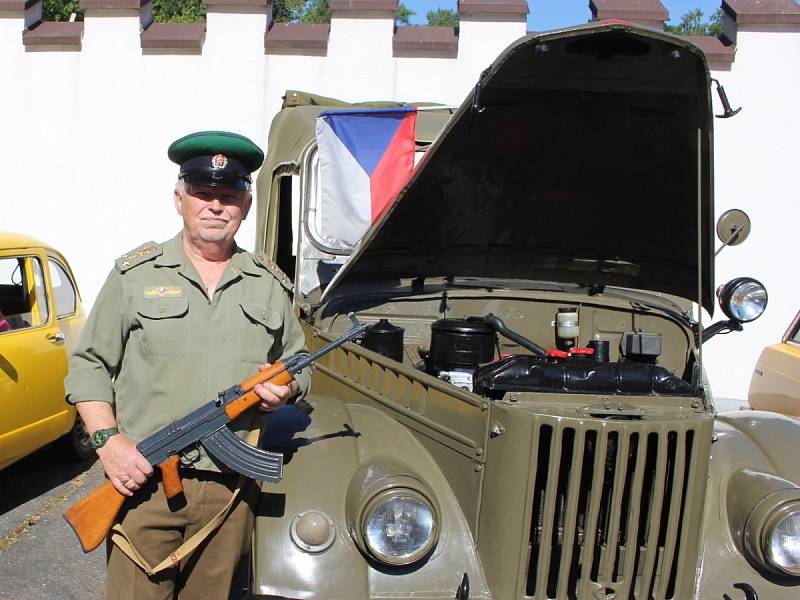 Závody historických vozidel vedly z Chodové Plané do Kynšperka a zpět do Mariánských Lázních.