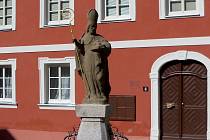 Už podruhé v tomto roce poškodili vandalové sochu sv. Mikuláše na chebském Růžovém kopečku.