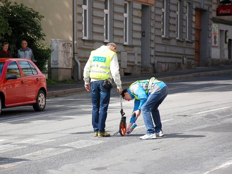 POLICISTÉ ZJIŠŤOVALI, jak se stala nehoda na křižovatce chebských ulic Valdštejnova a Evropská vloni v červenci.