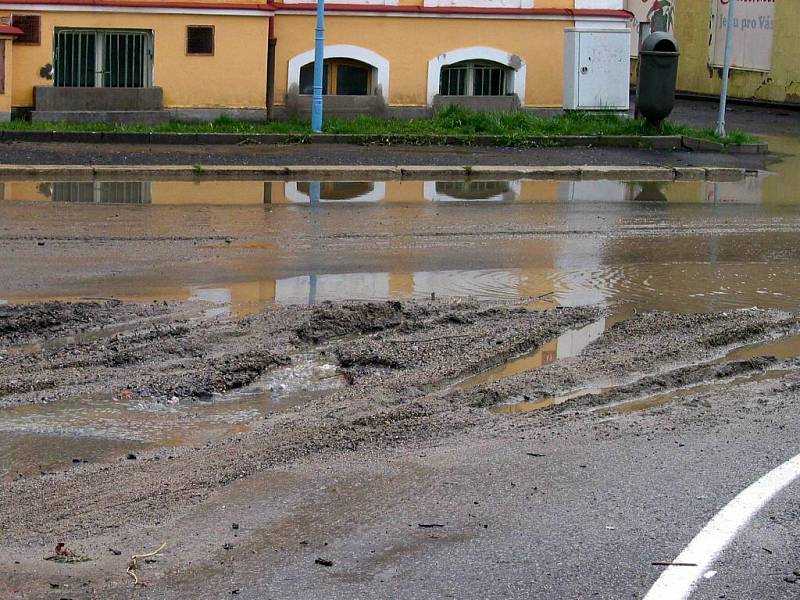 Páteční bouře napáchala řadu škod ve Františkových Lázních a jejich okolí