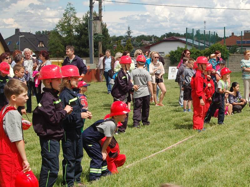 OSLAVY NAROZENIN. Sbor dobrovolných hasičů Cheb Háje si připomněl sedmdesáté výročí svého založení.