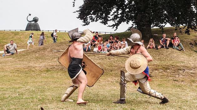 NA HRADĚ O VÍKENDU byli nejen legionáři, ale i s nimi spřátelení gladiátoři. 