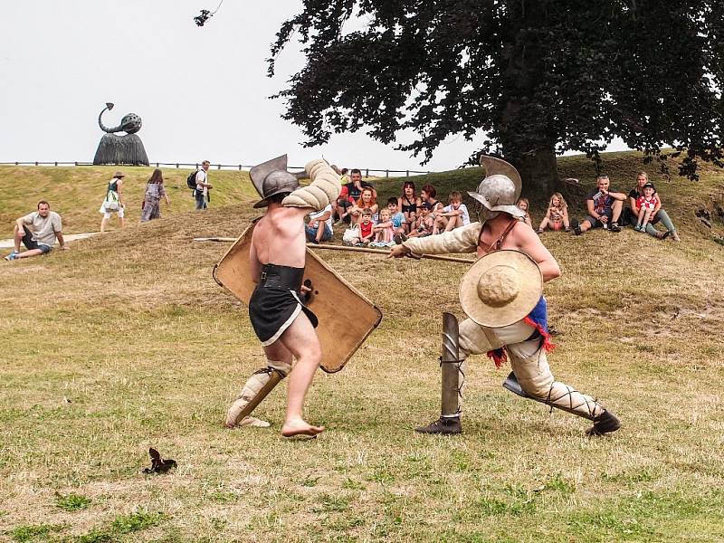 NA HRADĚ O VÍKENDU byli nejen legionáři, ale i s nimi spřátelení gladiátoři. 