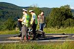 Ke srážce motocyklu a osobního automobilu došlo v ponděli 1. června v podvečer na silnici č. I/21 u odbočky do Dolního Žandova. Řidiče motocyklu a jeho spolujezdkyni transportoval ve vážném stavu do nemocnice vrtulník