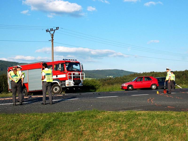 Ke srážce motocyklu a osobního automobilu došlo v ponděli 1. června v podvečer na silnici č. I/21 u odbočky do Dolního Žandova. Řidiče motocyklu a jeho spolujezdkyni transportoval ve vážném stavu do nemocnice vrtulník